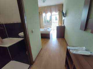 Гостиница Белый Орёл Сочи Двухместный номер с 1 кроватью или 2 отдельными кроватями и балконом-4